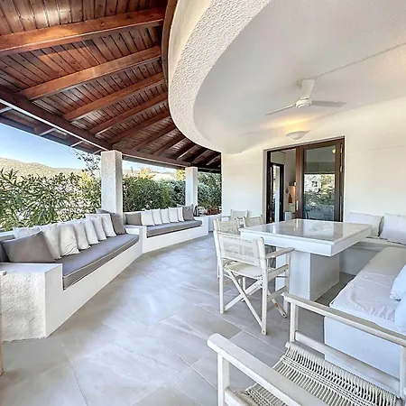 The White By Seaviews *